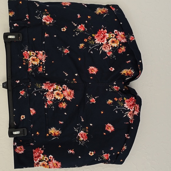 NWOT Torrid Navy Floral Shorts Size 22 - Picture 2 of 5